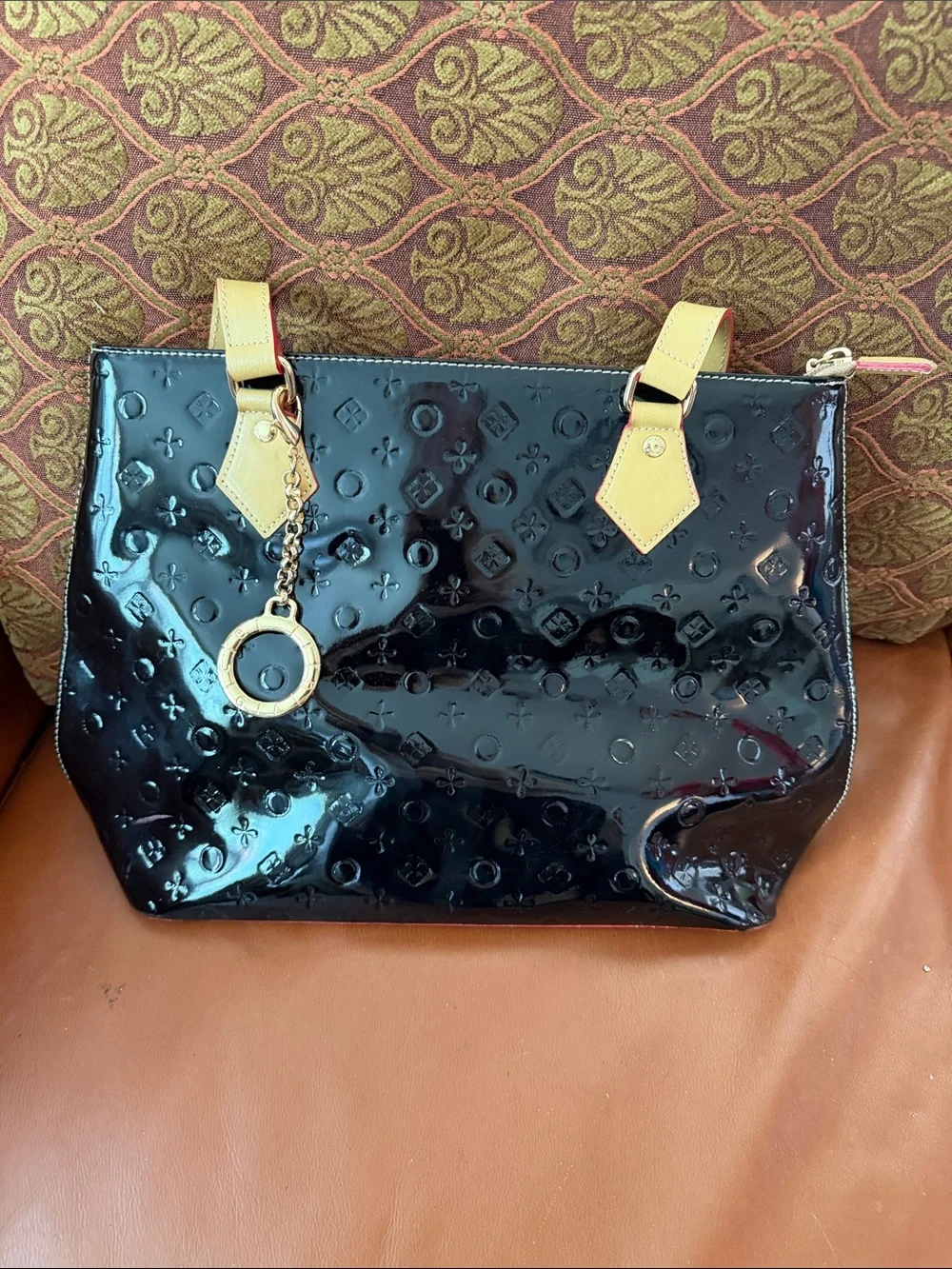 Invece sleek black